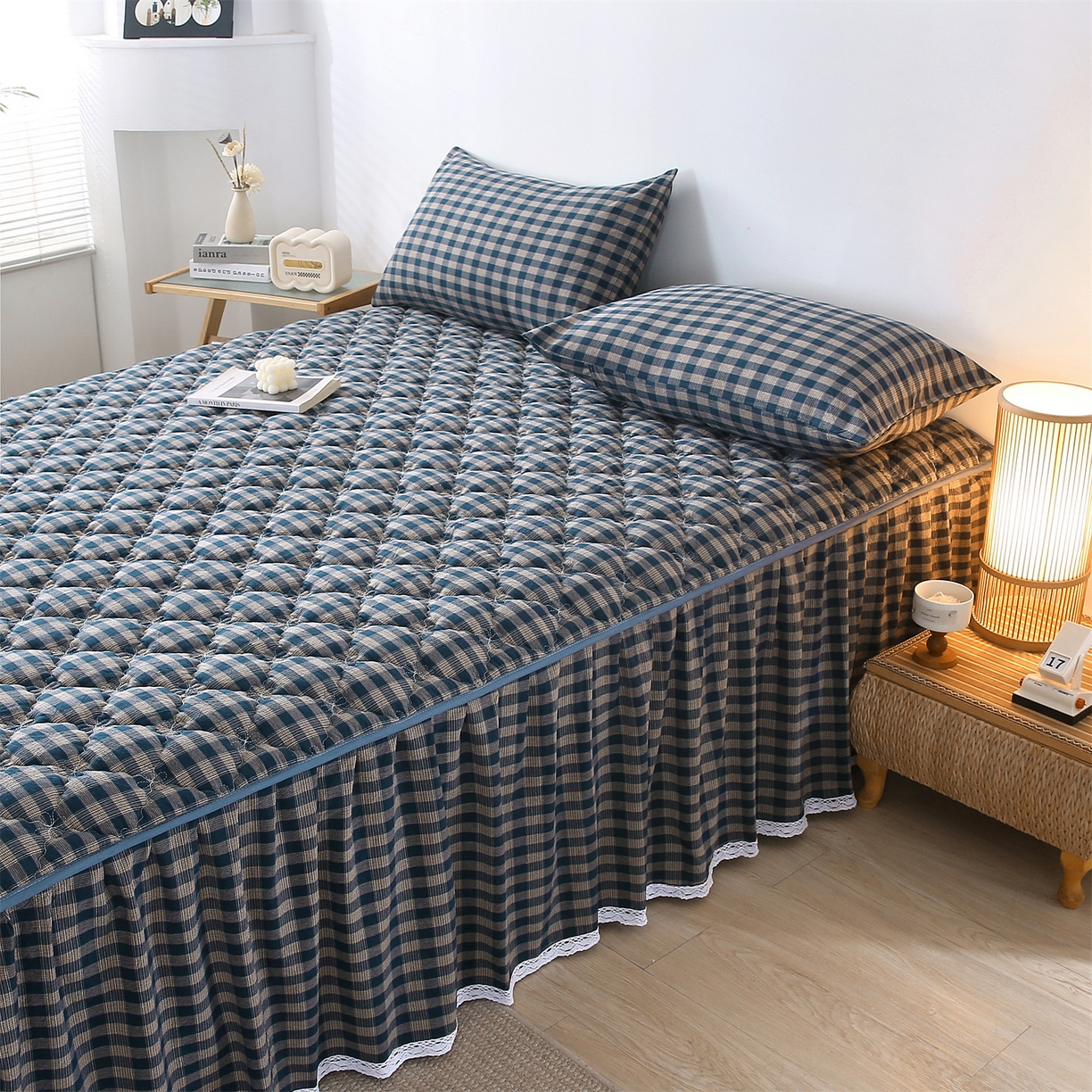 91家纺网 家纺一手货源 找家纺 乐逸家纺 2026新款无印全棉色织水洗棉夹棉床裙三件套 全棉夹棉床裙重楼蓝格