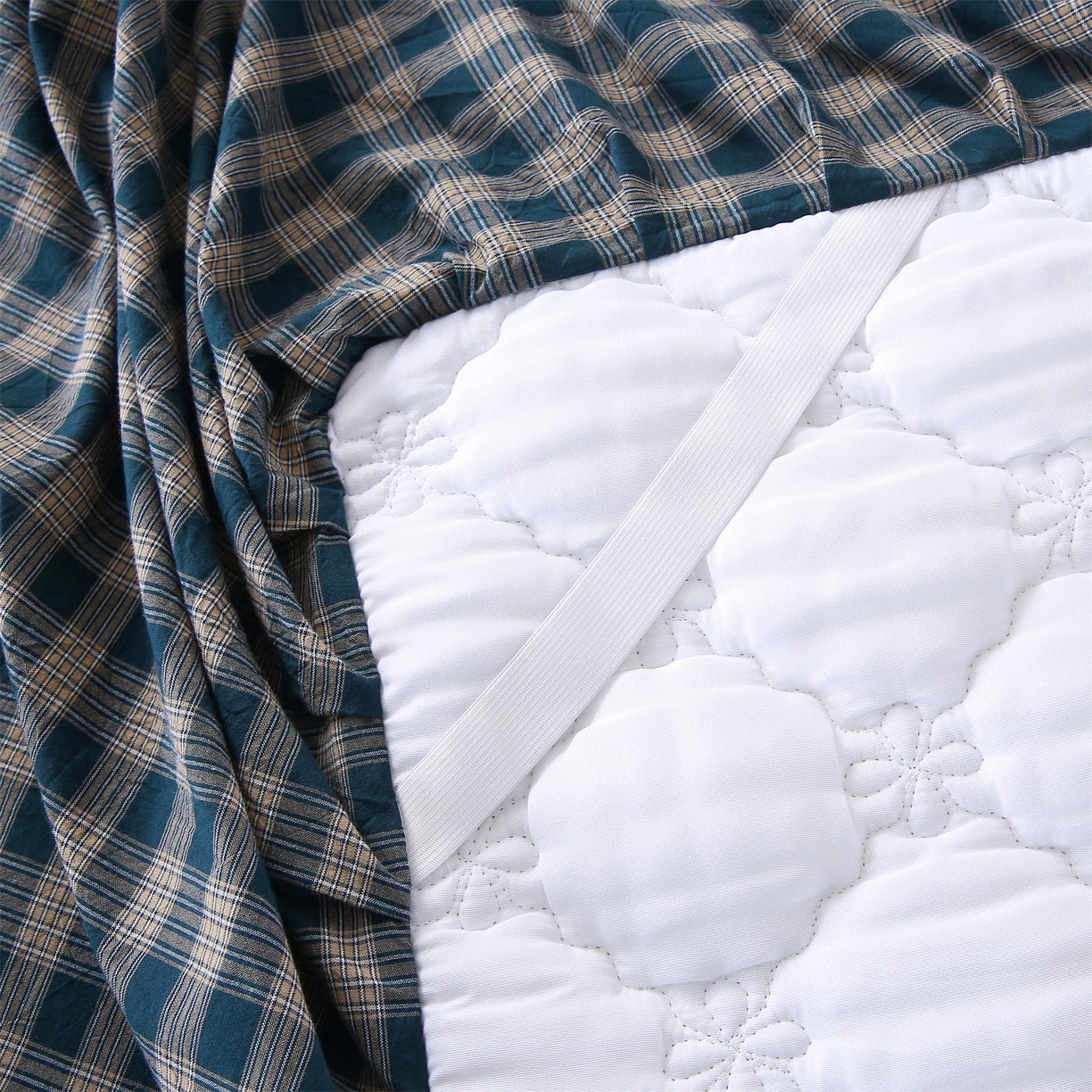 91家纺网 家纺一手货源 找家纺 乐逸家纺 2026新款无印全棉色织水洗棉夹棉床裙三件套 全棉夹棉床裙重楼蓝格