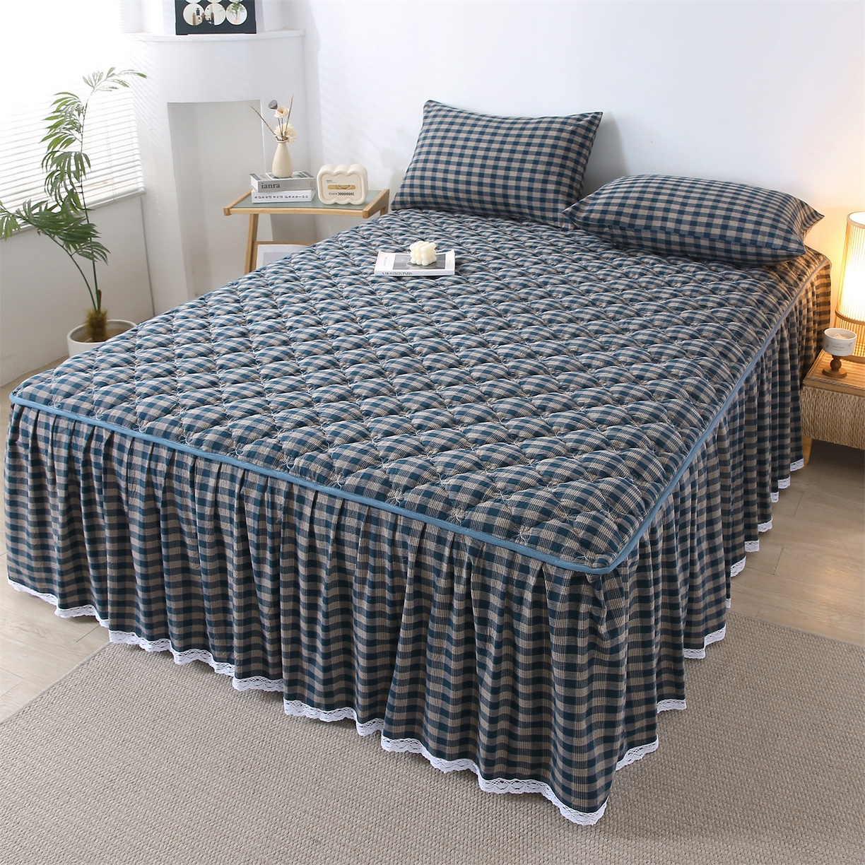 91家纺网 家纺一手货源 找家纺 乐逸家纺 2026新款无印全棉色织水洗棉夹棉床裙三件套 全棉夹棉床裙重楼蓝格