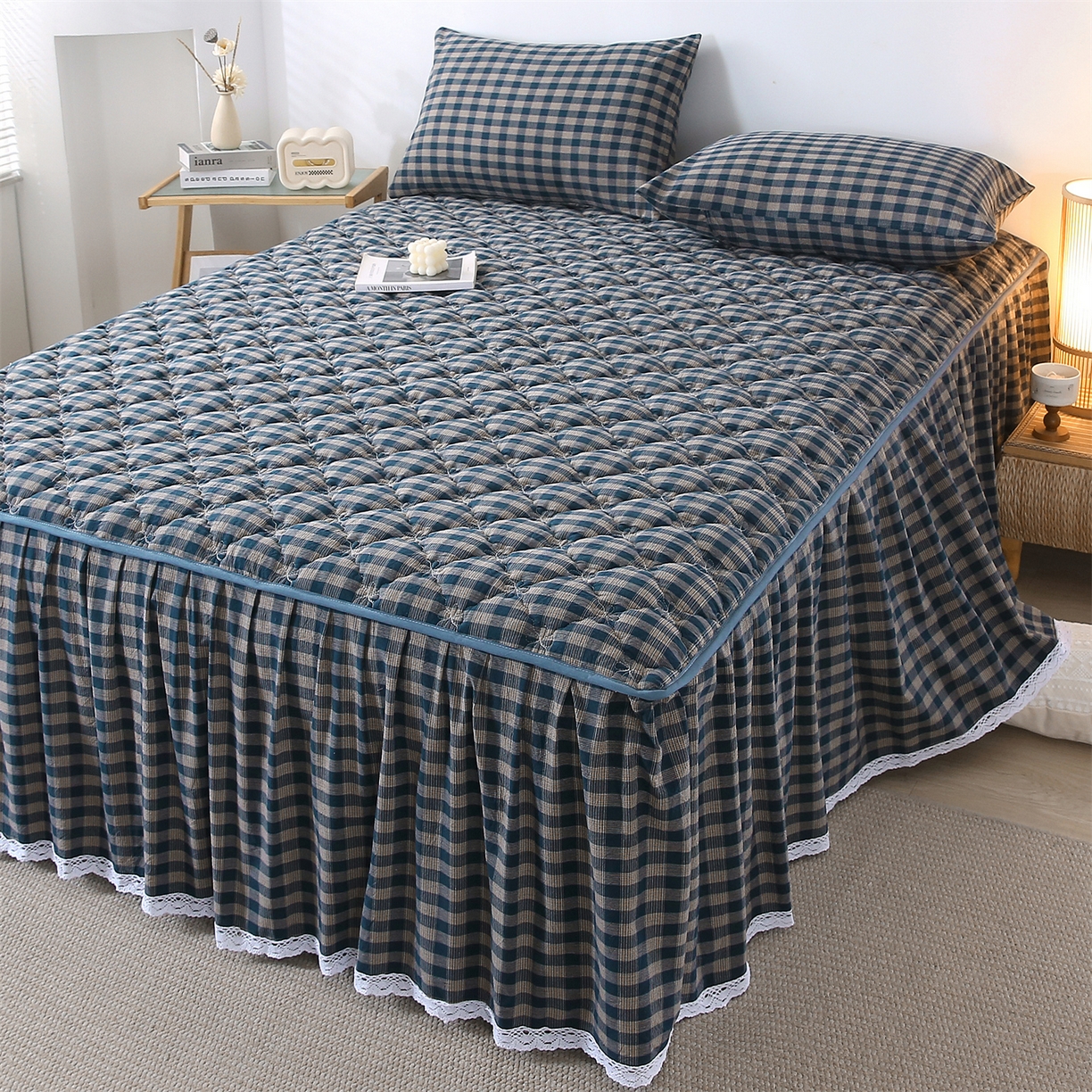 91家纺网 家纺一手货源 找家纺 乐逸家纺 2026新款无印全棉色织水洗棉夹棉床裙三件套 全棉夹棉床裙重楼蓝格