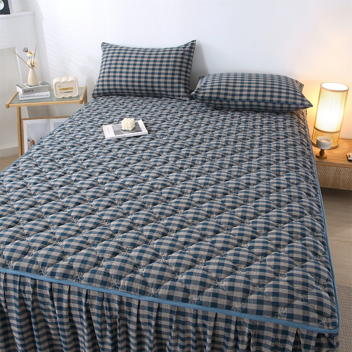 91家纺网 家纺一手货源 找家纺 乐逸家纺 2026新款无印全棉色织水洗棉夹棉床裙三件套 全棉夹棉床裙重楼蓝格