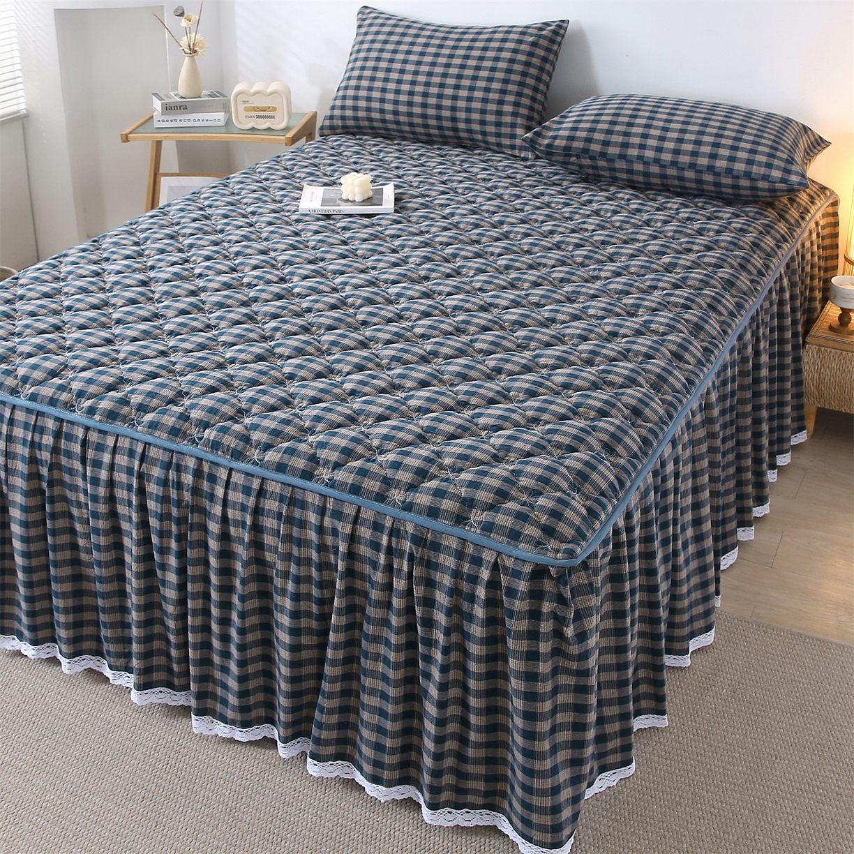 91家纺网 家纺一手货源 找家纺 乐逸家纺 2026新款无印全棉色织水洗棉夹棉床裙三件套 全棉夹棉床裙重楼蓝格