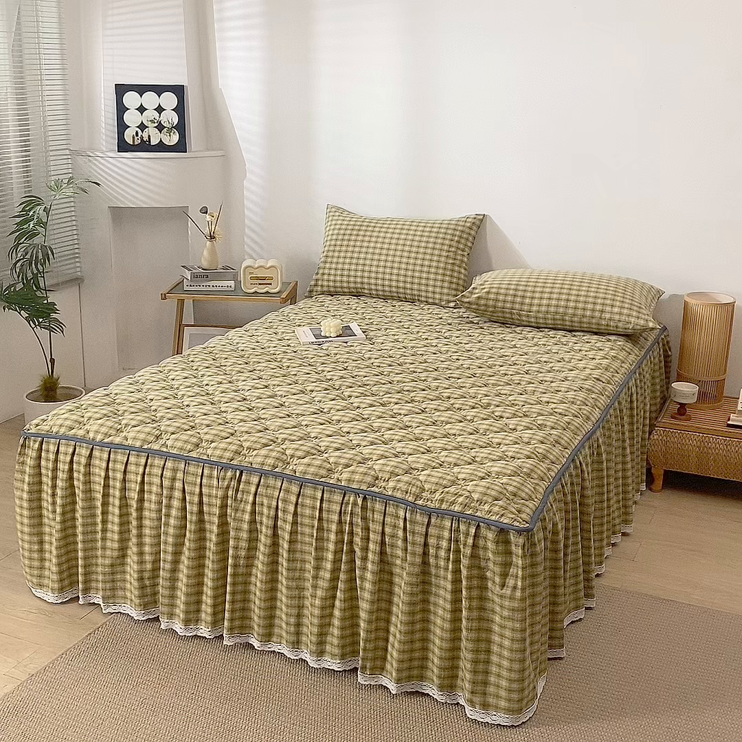 91家纺网 家纺一手货源 找家纺 乐逸家纺 2026新款无印全棉色织水洗棉夹棉床裙三件套 全棉夹棉床裙浣花草绿