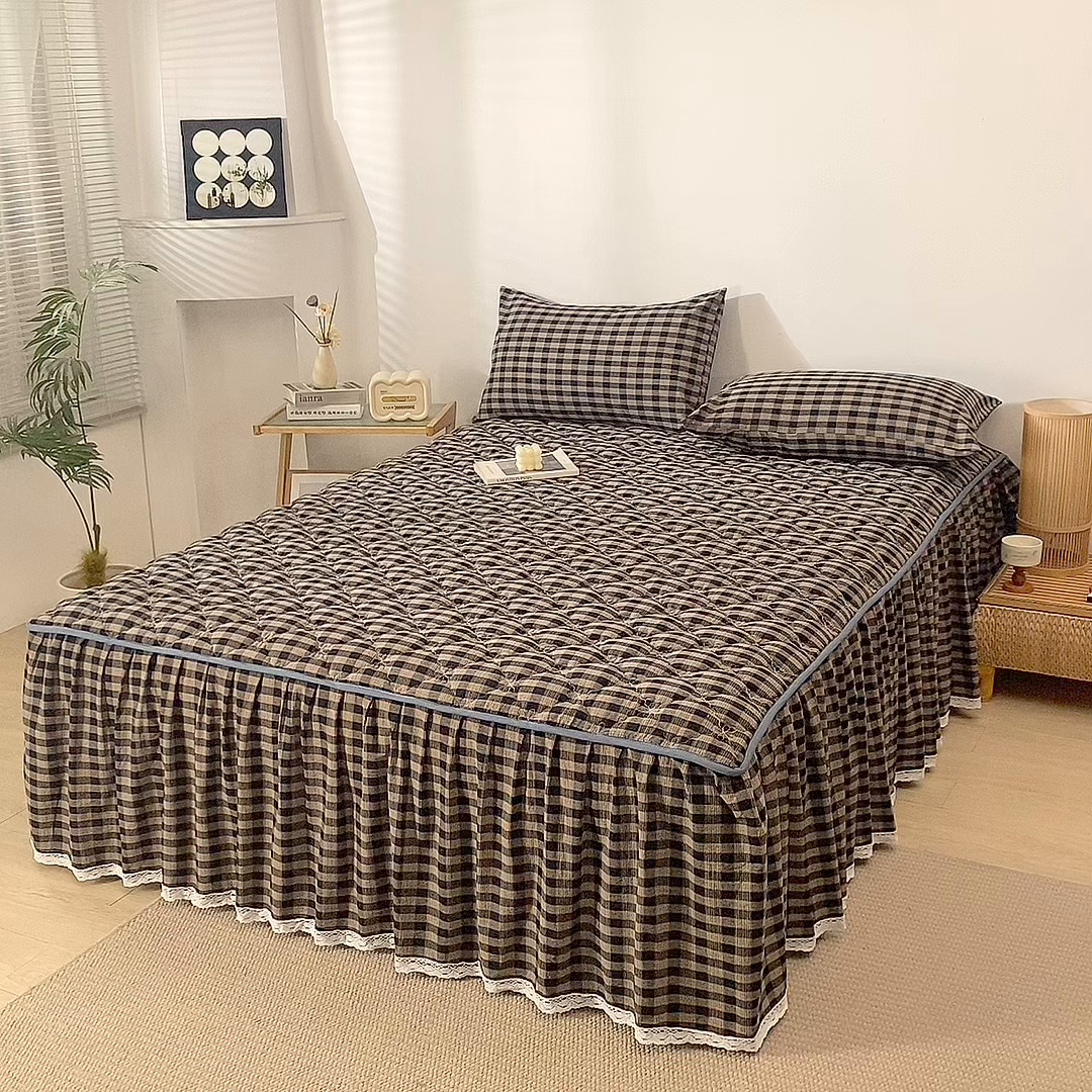 91家纺网 家纺一手货源 找家纺 乐逸家纺 2026新款无印全棉色织水洗棉夹棉床裙三件套 全棉夹棉床裙重楼黑