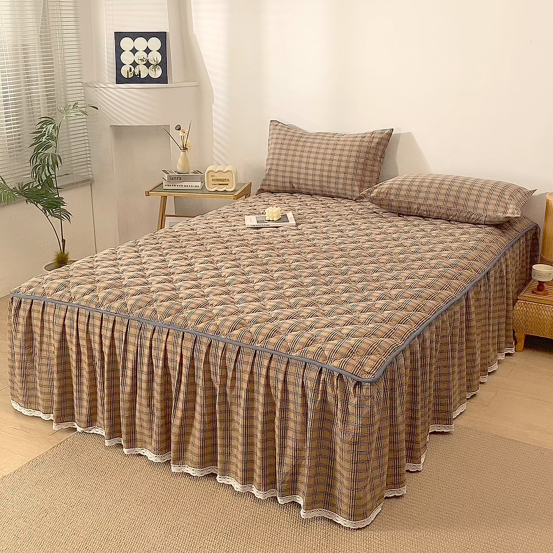 91家纺网 家纺一手货源 找家纺 乐逸家纺 2026新款无印全棉色织水洗棉夹棉床裙三件套 全棉夹棉床裙重楼焦糖咖