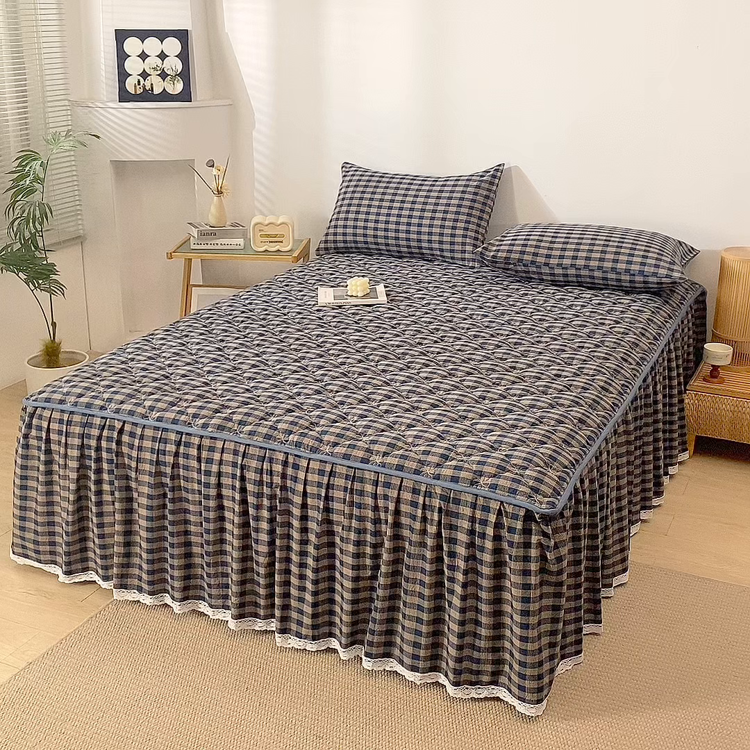 91家纺网 家纺一手货源 找家纺 乐逸家纺 2026新款无印全棉色织水洗棉夹棉床裙三件套 全棉夹棉床裙重楼蓝格