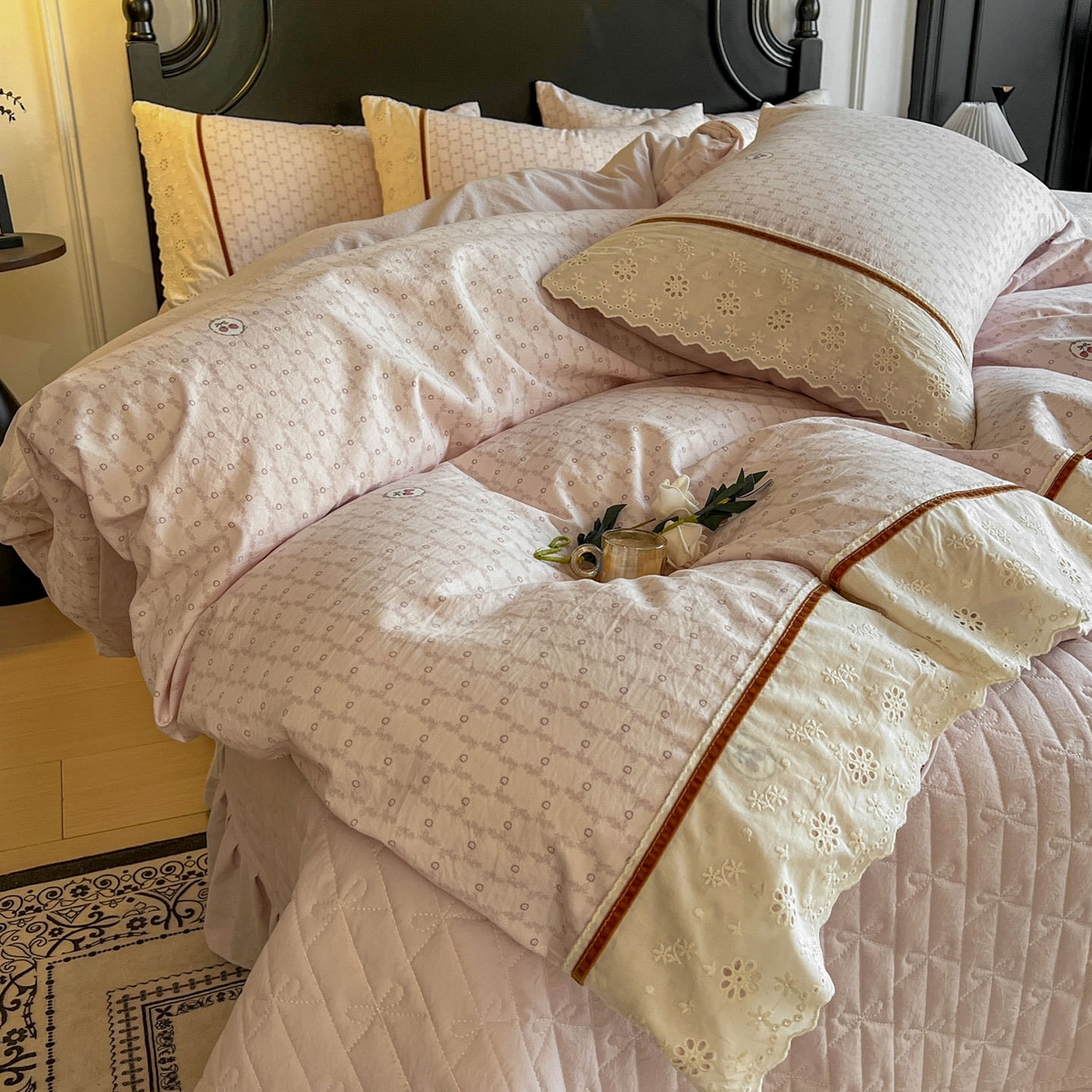 91家纺网 家纺一手货源 找家纺 美梦家纺 2026新款高克重全棉花边云感棉床盖四件套 莓莓素语·粉