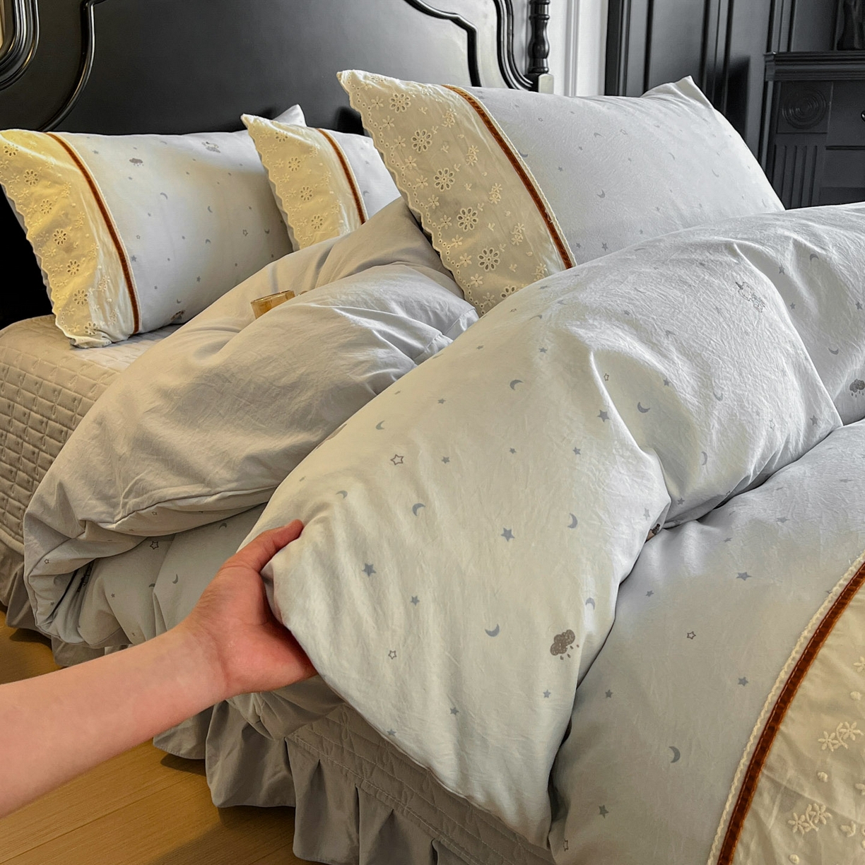 91家纺网 家纺一手货源 找家纺 美梦家纺 2026新款高克重全棉花边云感棉床盖四件套 暖小象·兰