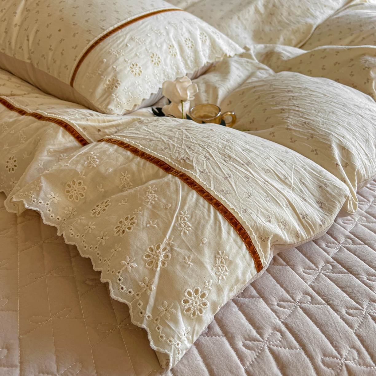 91家纺网 家纺一手货源 找家纺 美梦家纺 2026新款高克重全棉花边云感棉床盖四件套 紫藤碎花·咖