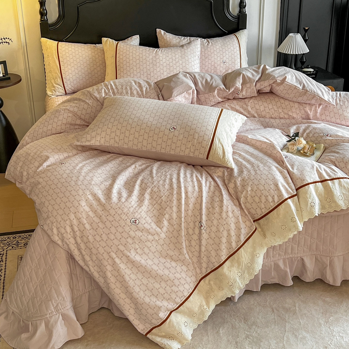 91家纺网 家纺一手货源 找家纺 美梦家纺 2026新款高克重全棉花边云感棉床盖四件套 莓莓素语·粉