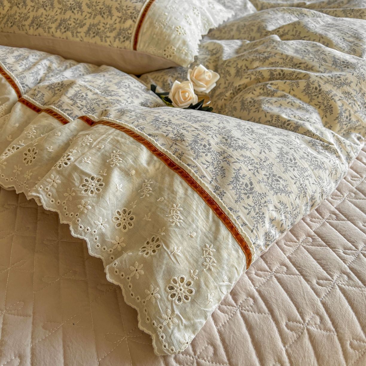 91家纺网 家纺一手货源 找家纺 美梦家纺 2026新款高克重全棉花边云感棉床盖四件套 浅叶·米