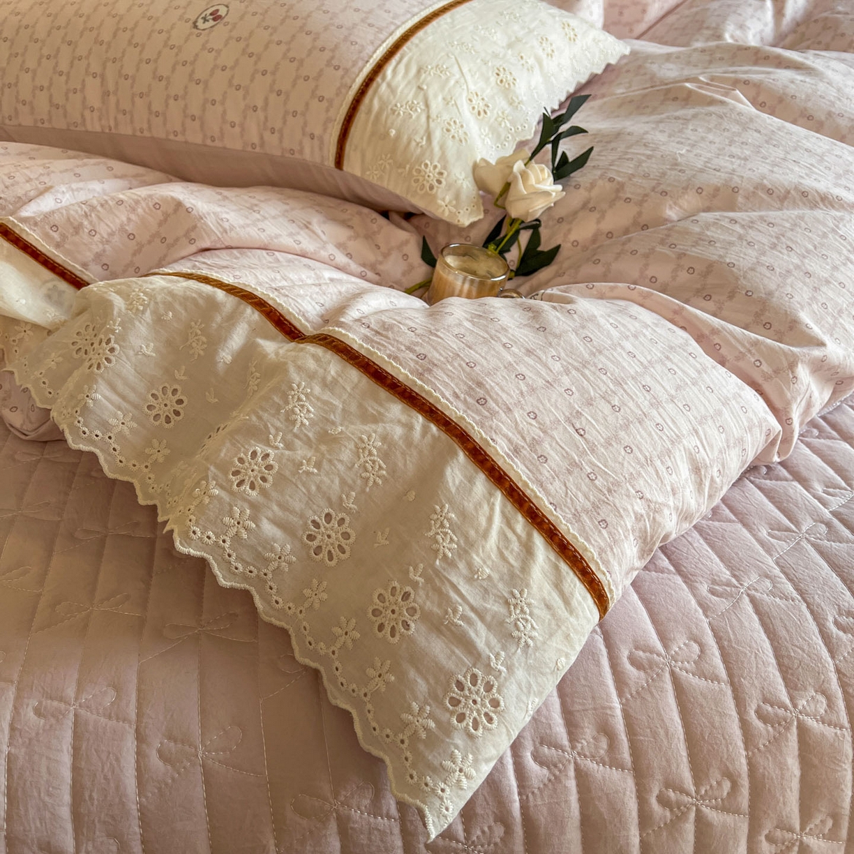 91家纺网 家纺一手货源 找家纺 美梦家纺 2026新款高克重全棉花边云感棉床盖四件套 莓莓素语·粉