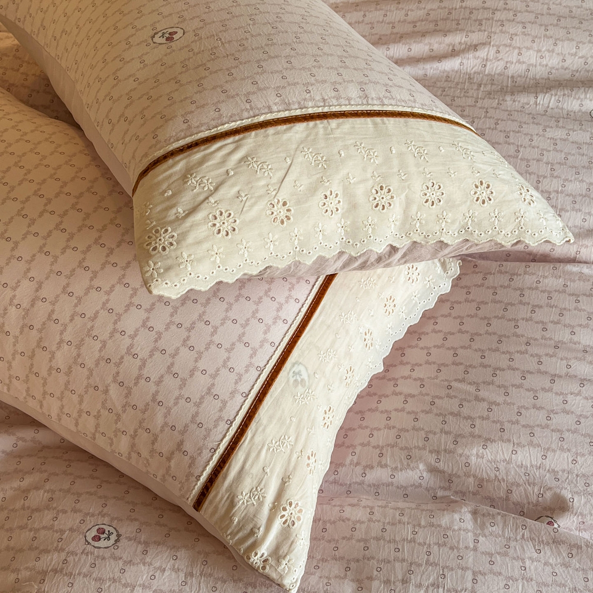 91家纺网 家纺一手货源 找家纺 美梦家纺 2026新款高克重全棉花边云感棉床盖四件套 莓莓素语·粉