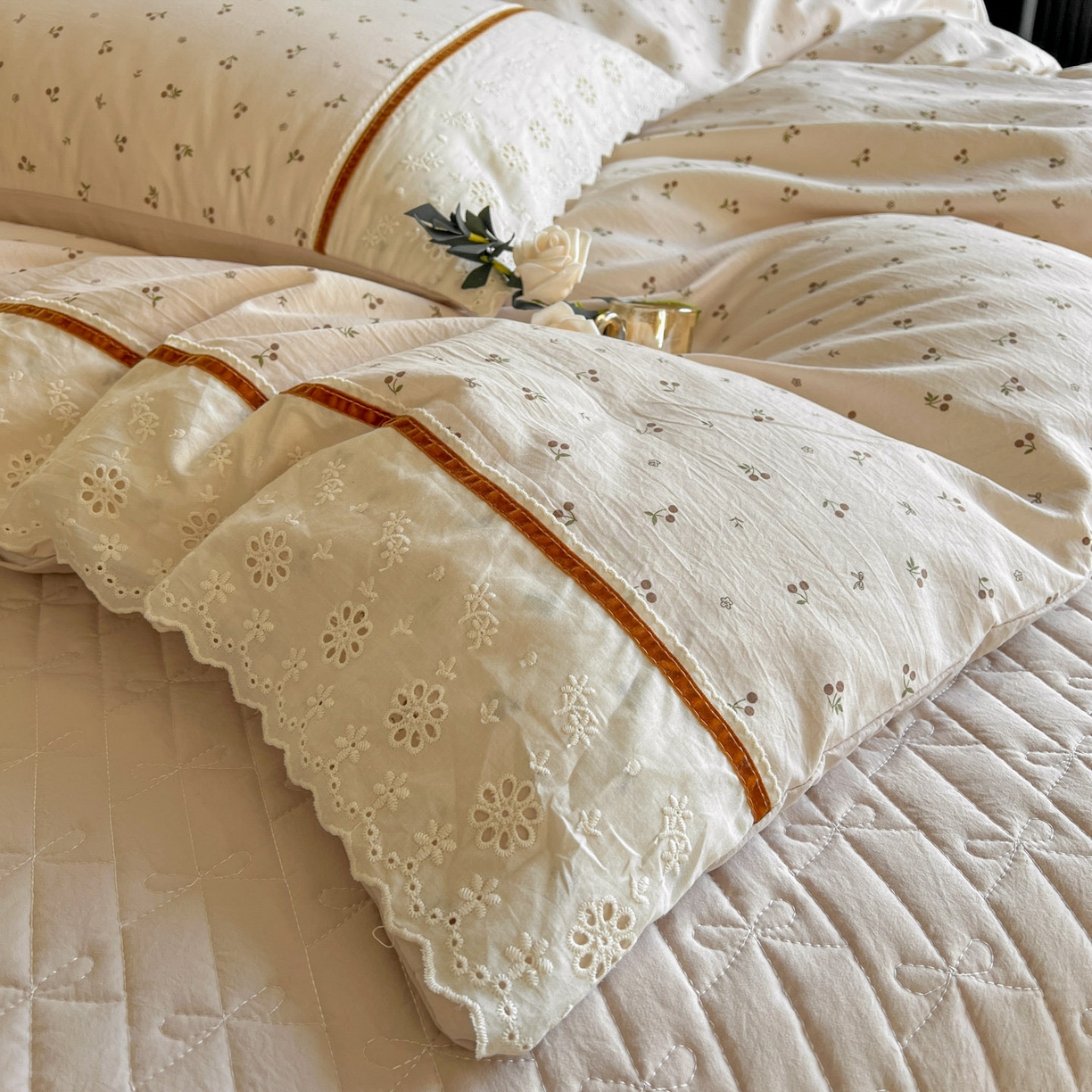 91家纺网 家纺一手货源 找家纺 美梦家纺 2026新款高克重全棉花边云感棉床盖四件套 樱桃蜜·咖