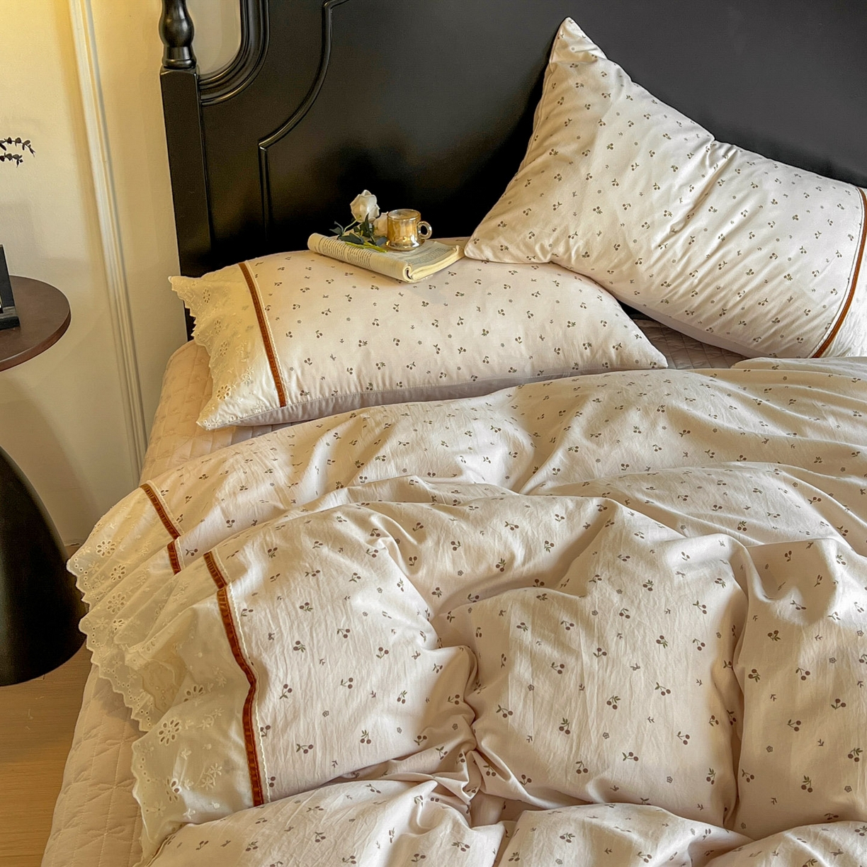 91家纺网 家纺一手货源 找家纺 美梦家纺 2026新款高克重全棉花边云感棉床盖四件套 樱桃蜜·咖