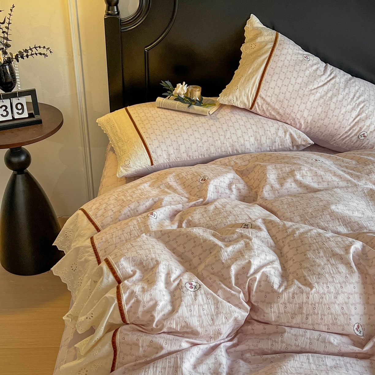 91家纺网 家纺一手货源 找家纺 美梦家纺 2026新款高克重全棉花边云感棉床盖四件套 莓莓素语·粉