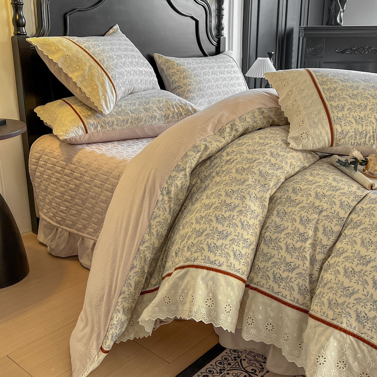 91家纺网 家纺一手货源 找家纺 美梦家纺 2026新款高克重全棉花边云感棉床盖四件套 浅叶·米