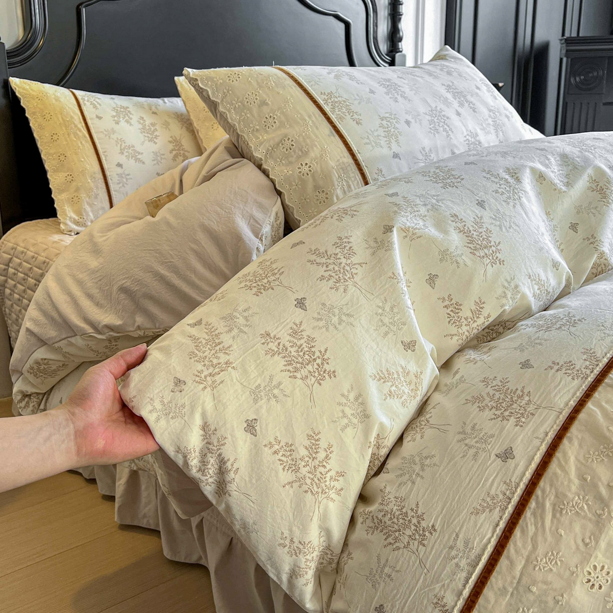 91家纺网 家纺一手货源 找家纺 美梦家纺 2026新款高克重全棉花边云感棉床盖四件套 尤丽叶·咖