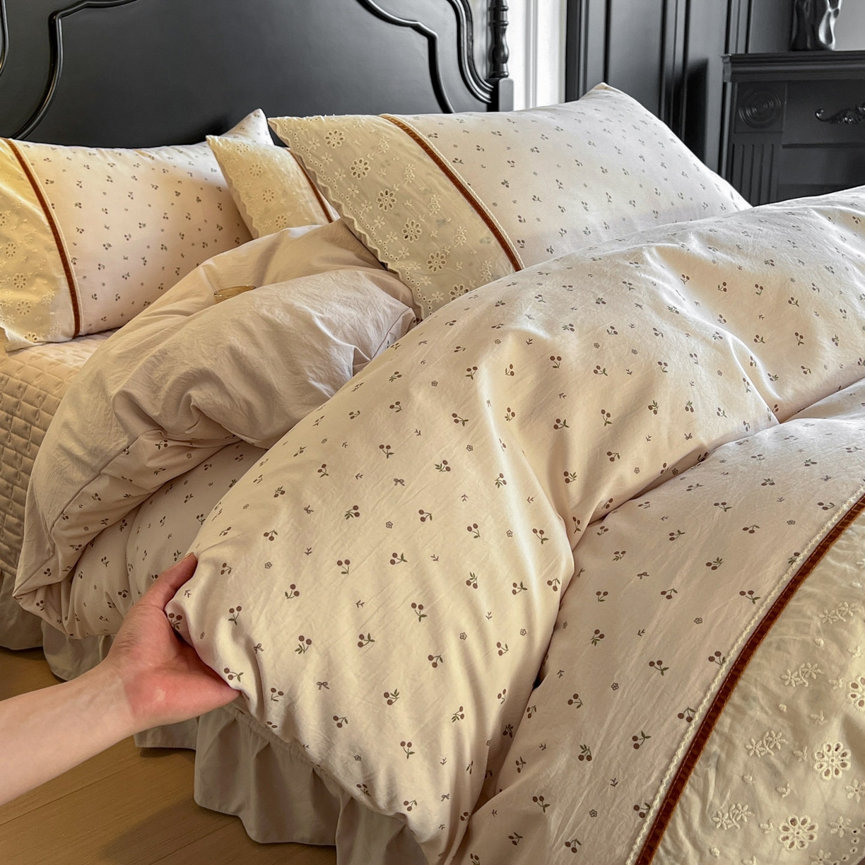 91家纺网 家纺一手货源 找家纺 美梦家纺 2026新款高克重全棉花边云感棉床盖四件套 樱桃蜜·咖