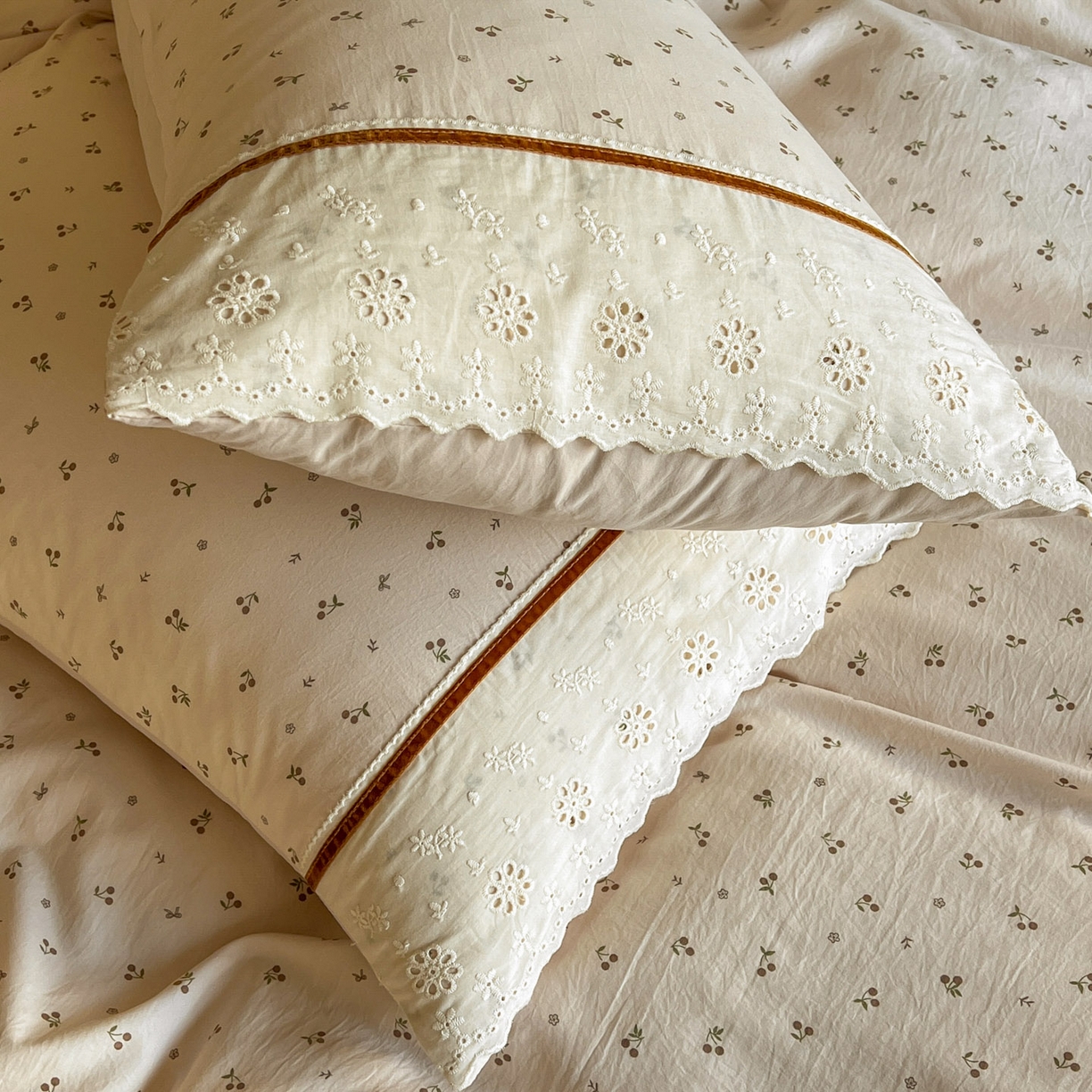 91家纺网 家纺一手货源 找家纺 美梦家纺 2026新款高克重全棉花边云感棉床盖四件套 樱桃蜜·咖