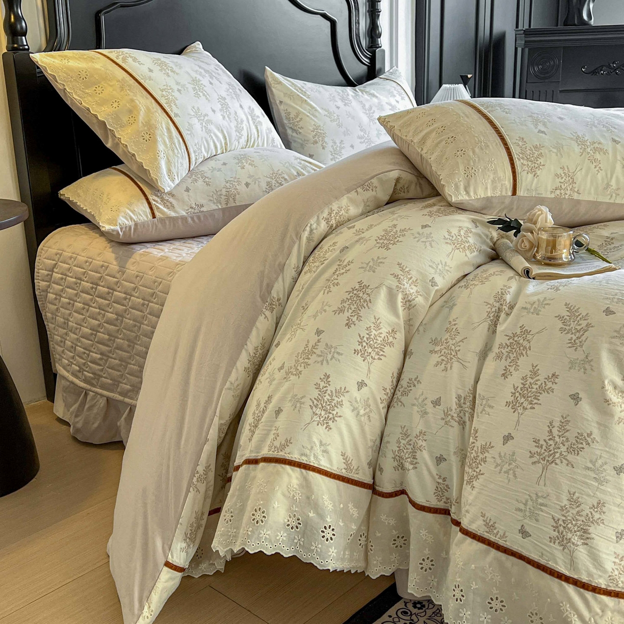 91家纺网 家纺一手货源 找家纺 美梦家纺 2026新款高克重全棉花边云感棉床盖四件套 尤丽叶·咖