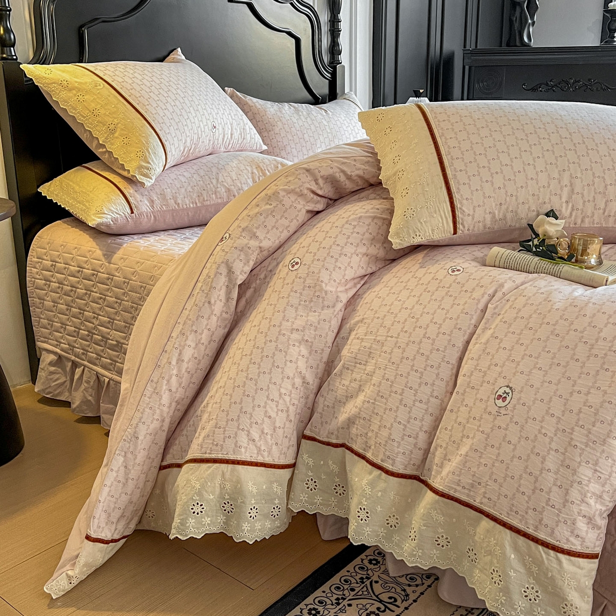 91家纺网 家纺一手货源 找家纺 美梦家纺 2026新款高克重全棉花边云感棉床盖四件套 莓莓素语·粉