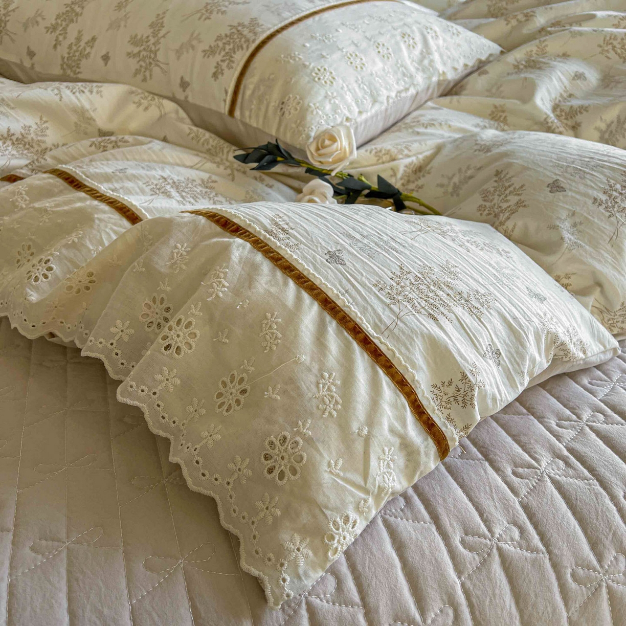 91家纺网 家纺一手货源 找家纺 美梦家纺 2026新款高克重全棉花边云感棉床盖四件套 尤丽叶·咖