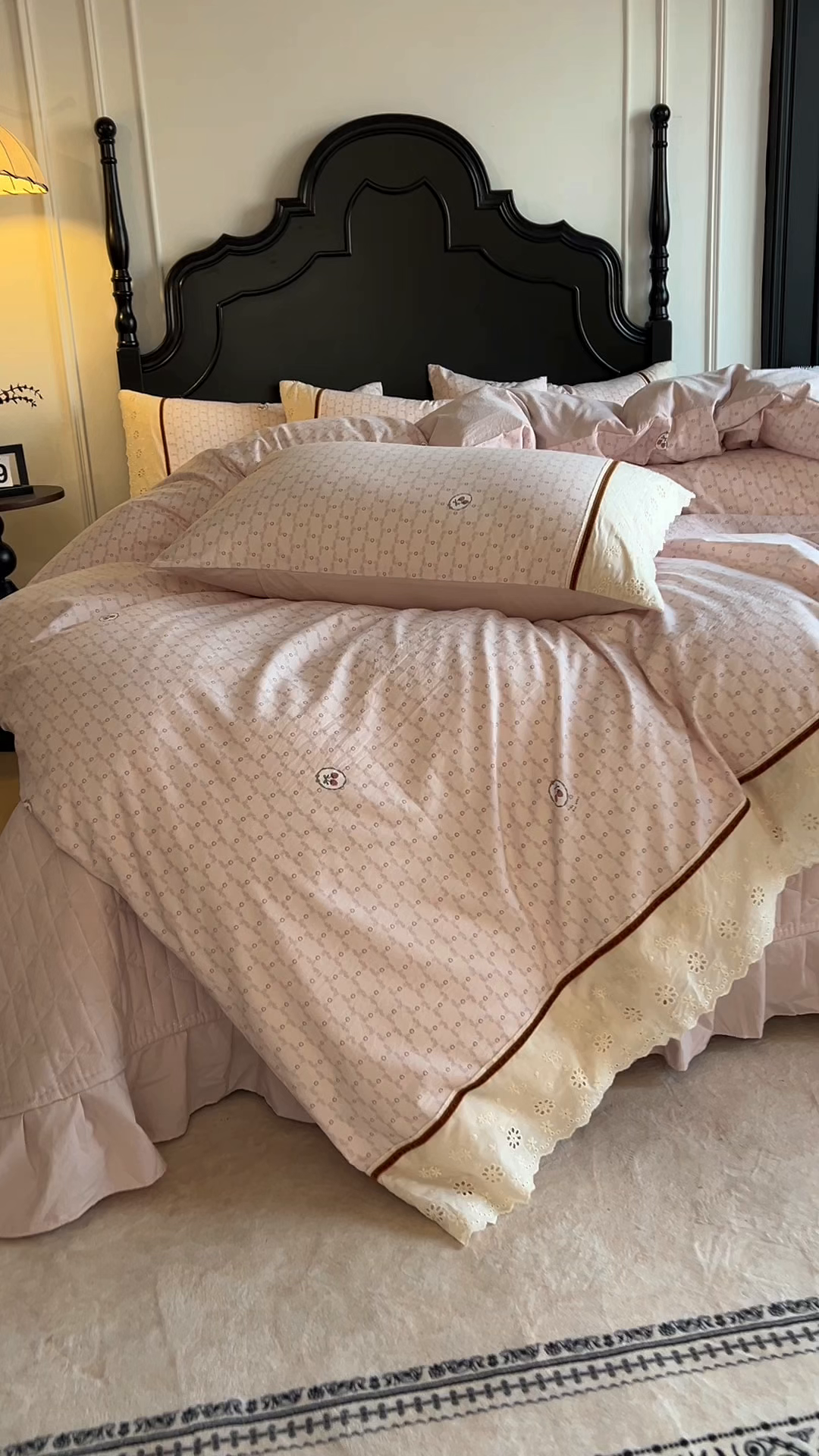 91家纺网 家纺一手货源 找家纺 美梦家纺 2026新款高克重全棉花边云感棉床盖四件套 莓莓素语·粉