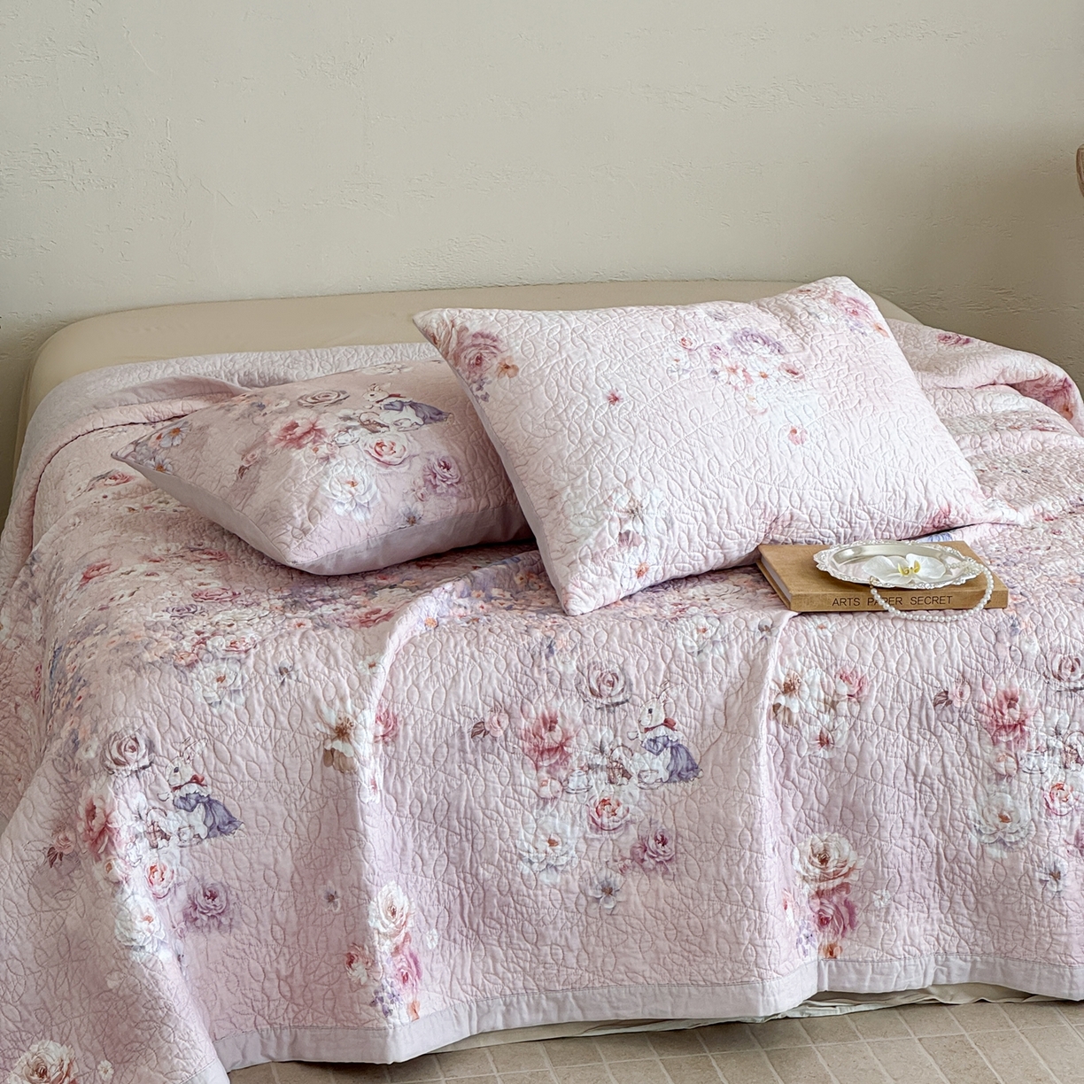 91家纺网 家纺一手货源 找家纺 床盖工厂店 2026新款高端活性数码工艺双面全棉棉花床盖三件套 百花羞-粉