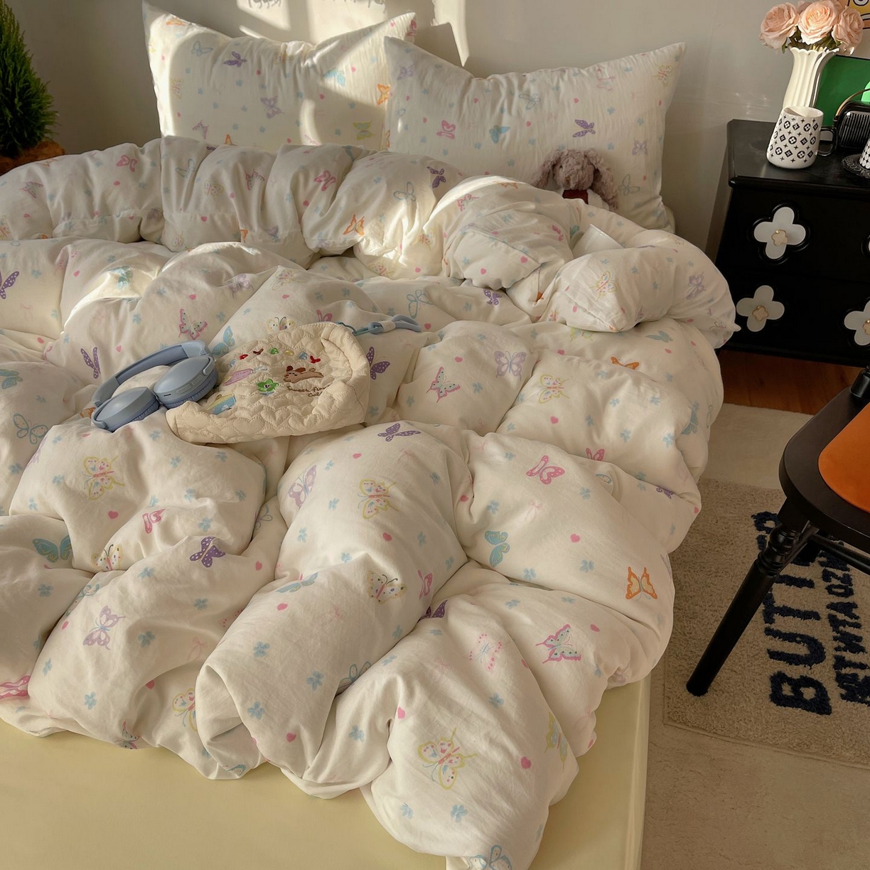 91家纺网 家纺一手货源 找家纺 初念 2026新款A类小清新古法简约水洗棉四件套 恋爱戏蝶