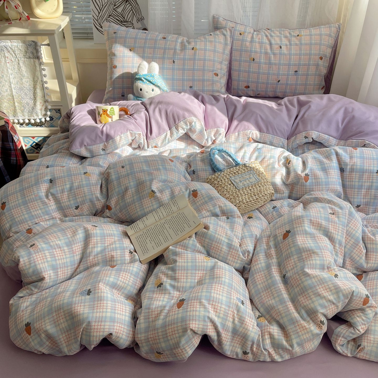 91家纺网 家纺一手货源 找家纺 初念 2026新款A类小清新古法简约水洗棉四件套 线条草莓