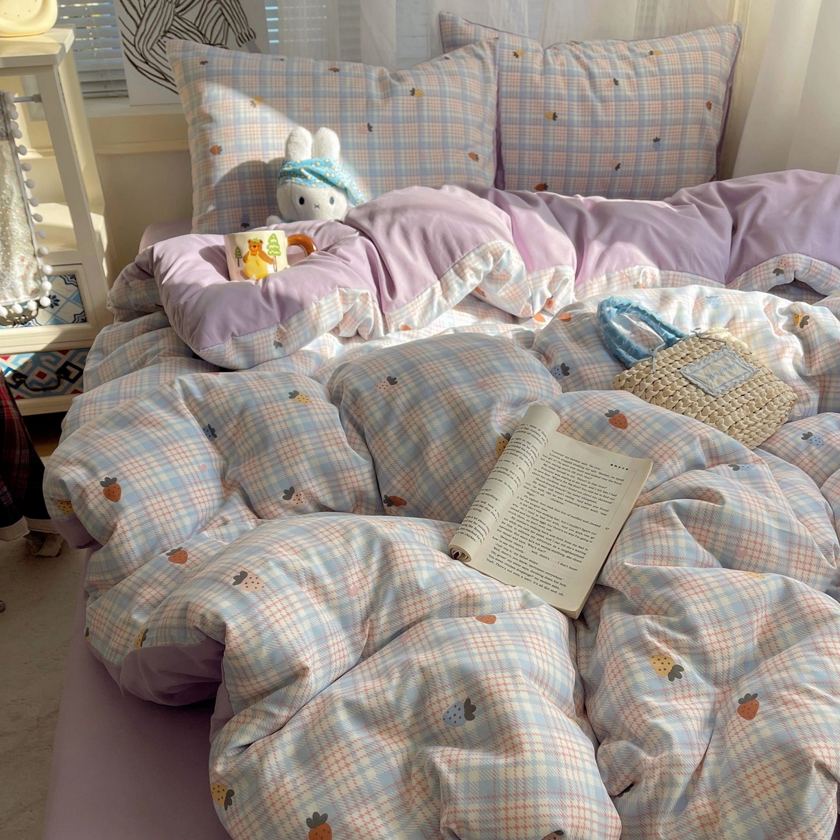 91家纺网 家纺一手货源 找家纺 初念 2026新款A类小清新古法简约水洗棉四件套 线条草莓