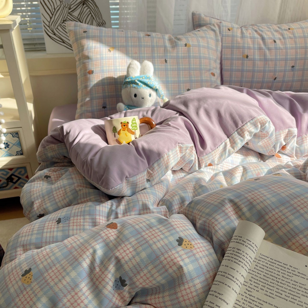 91家纺网 家纺一手货源 找家纺 初念 2026新款A类小清新古法简约水洗棉四件套 线条草莓