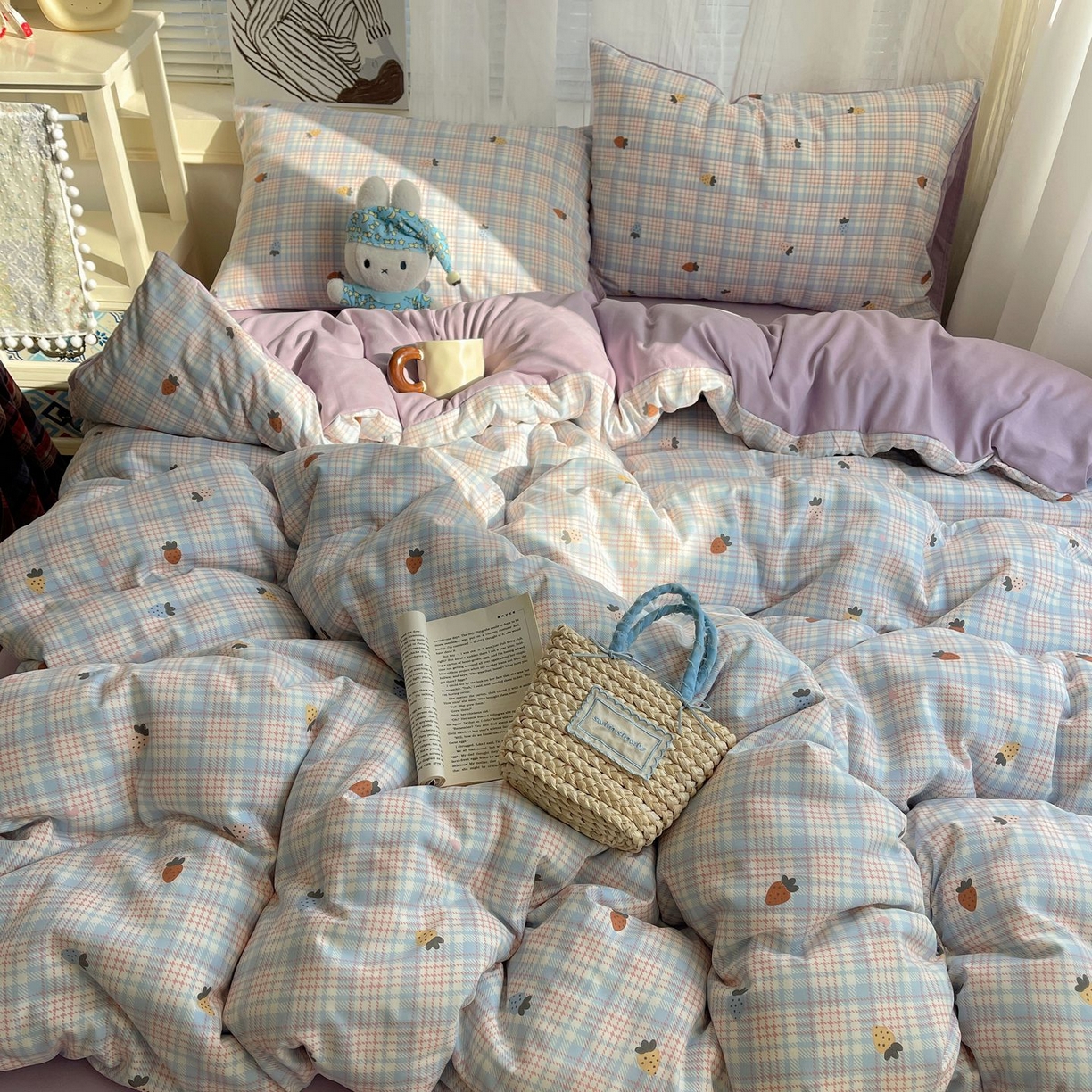 91家纺网 家纺一手货源 找家纺 初念 2026新款A类小清新古法简约水洗棉四件套 线条草莓