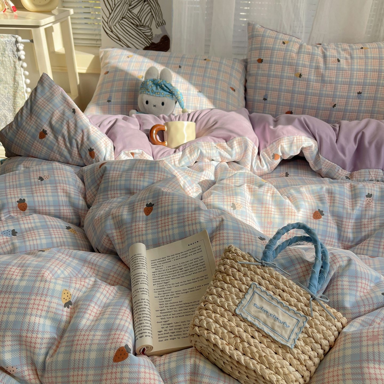 91家纺网 家纺一手货源 找家纺 初念 2026新款A类小清新古法简约水洗棉四件套 线条草莓