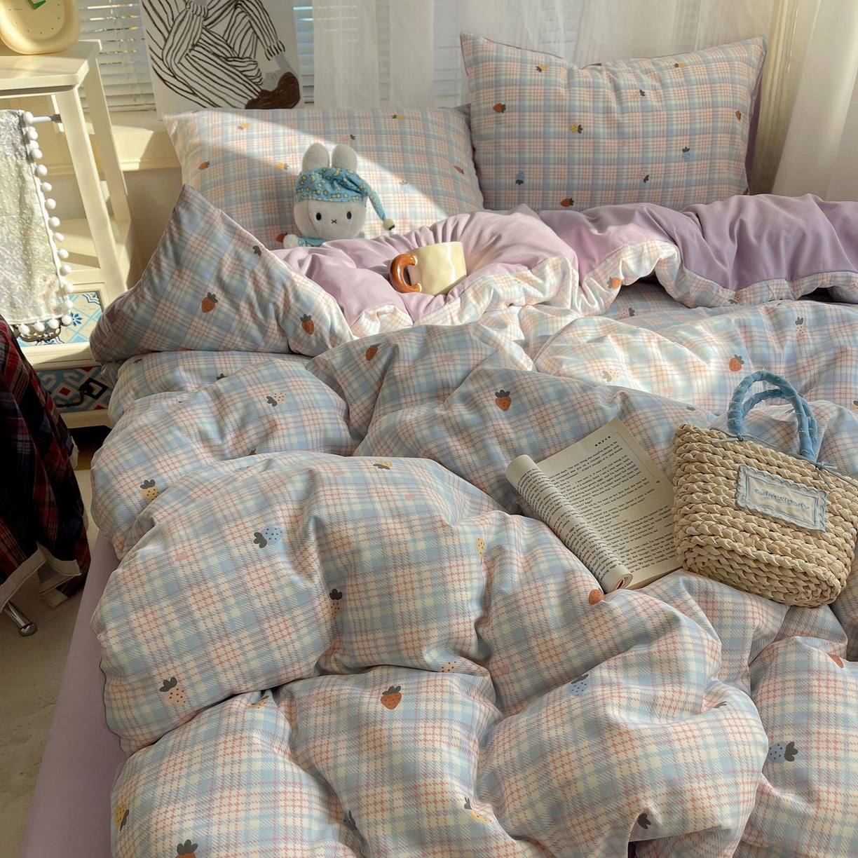 91家纺网 家纺一手货源 找家纺 初念 2026新款A类小清新古法简约水洗棉四件套 线条草莓