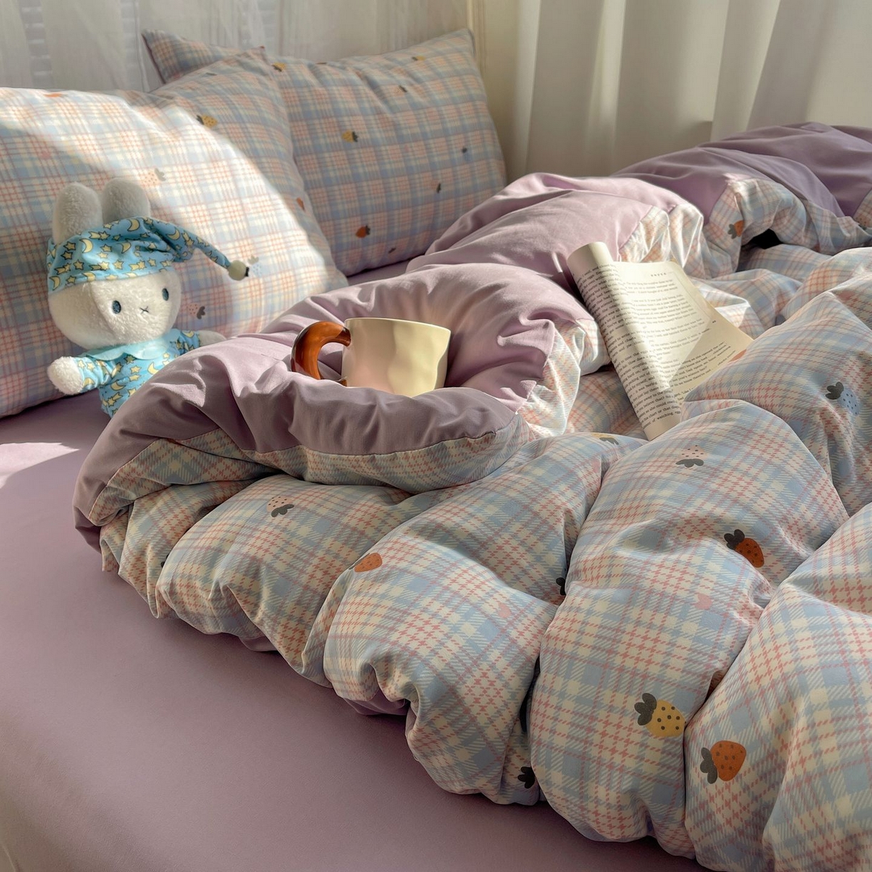 91家纺网 家纺一手货源 找家纺 初念 2026新款A类小清新古法简约水洗棉四件套 线条草莓