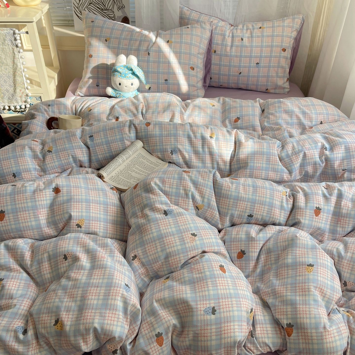 91家纺网 家纺一手货源 找家纺 初念 2026新款A类小清新古法简约水洗棉四件套 线条草莓