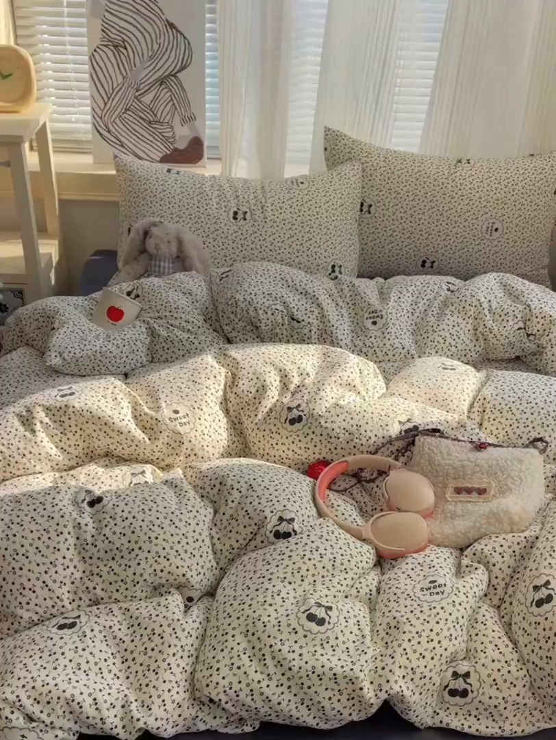 91家纺网 家纺一手货源 找家纺 初念 2026新款A类小清新古法简约水洗棉四件套 樱桃心事