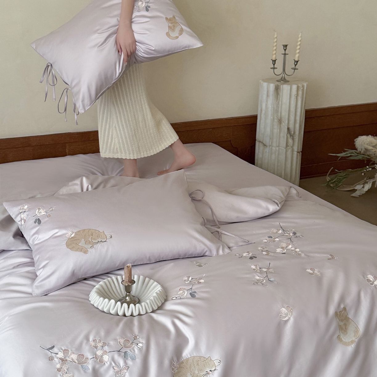 91家纺网 家纺一手货源 找家纺 鹿班家居 2026春季新品100S长绒棉精密刺绣系列四件套-悠悠猫栖（标准会员-20元） 悠悠猫栖-紫色