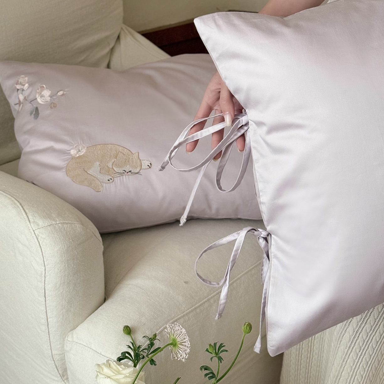 91家纺网 家纺一手货源 找家纺 鹿班家居 2026春季新品100S长绒棉精密刺绣系列四件套-悠悠猫栖（标准会员-20元） 悠悠猫栖-紫色