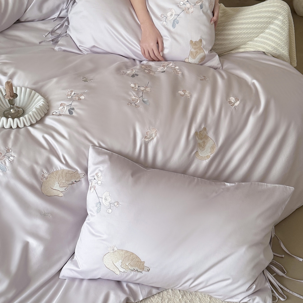 91家纺网 家纺一手货源 找家纺 鹿班家居 2026春季新品100S长绒棉精密刺绣系列四件套-悠悠猫栖（标准会员-20元） 悠悠猫栖-紫色