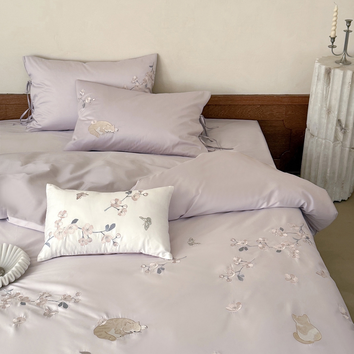 91家纺网 家纺一手货源 找家纺 鹿班家居 2026春季新品100S长绒棉精密刺绣系列四件套-悠悠猫栖（标准会员-20元） 悠悠猫栖-紫色