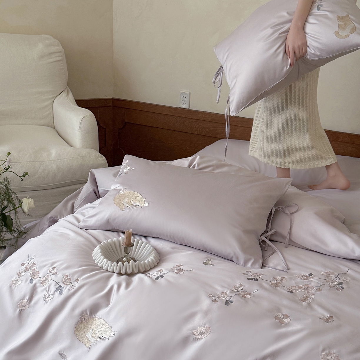 91家纺网 家纺一手货源 找家纺 鹿班家居 2026春季新品100S长绒棉精密刺绣系列四件套-悠悠猫栖（标准会员-20元） 悠悠猫栖-紫色