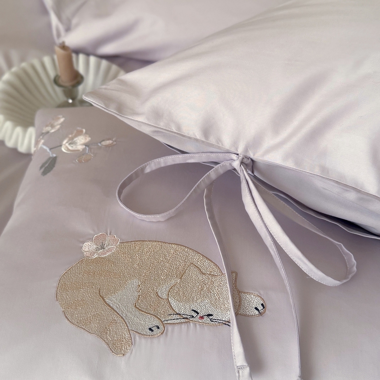 91家纺网 家纺一手货源 找家纺 鹿班家居 2026春季新品100S长绒棉精密刺绣系列四件套-悠悠猫栖（标准会员-20元） 悠悠猫栖-紫色