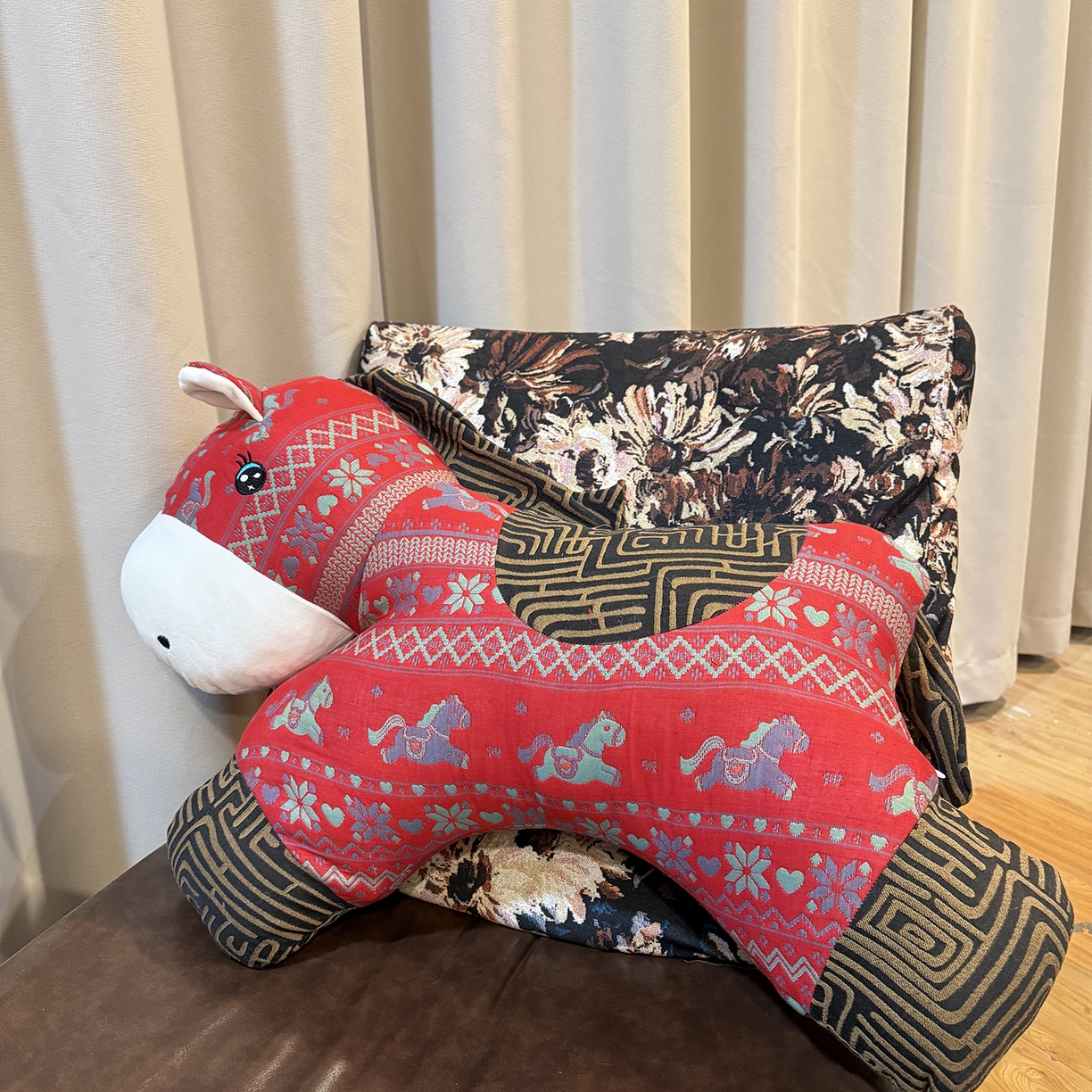 91家纺网 家纺一手货源 找家纺 （总）仰望棉麻双层纱供应链 2026新款费费的快乐小马三层纱玩偶