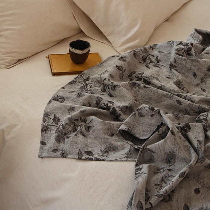 91家纺网 家纺一手货源 找家纺 （总）松色家居 2026新款全棉床盖-墨玫幽境-灰