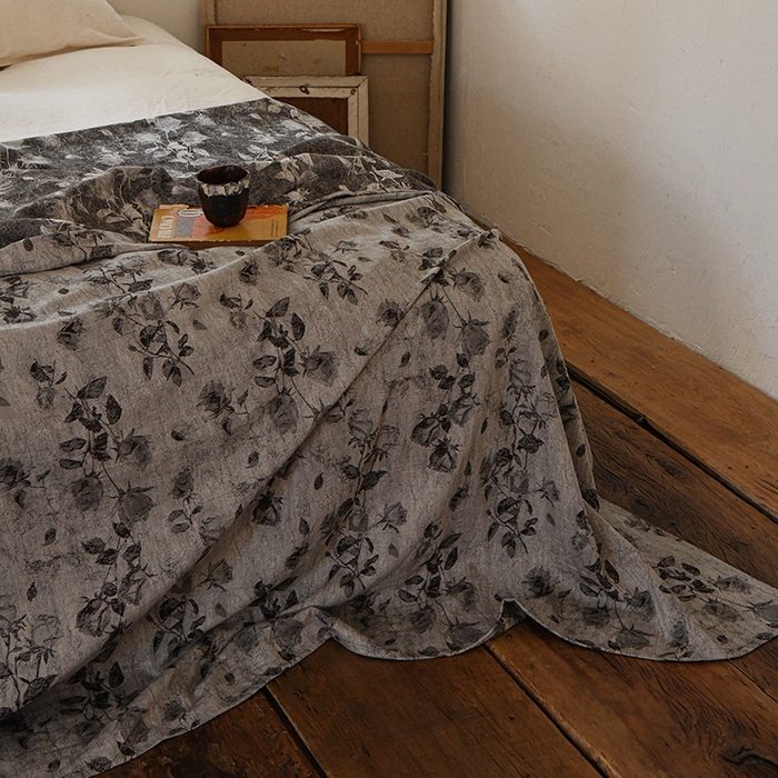 91家纺网 家纺一手货源 找家纺 （总）松色家居 2026新款全棉床盖-墨玫幽境-灰