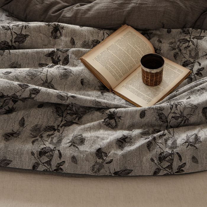 91家纺网 家纺一手货源 找家纺 （总）松色家居 2026新款全棉大豆冬被被子被芯-墨玫幽境-灰