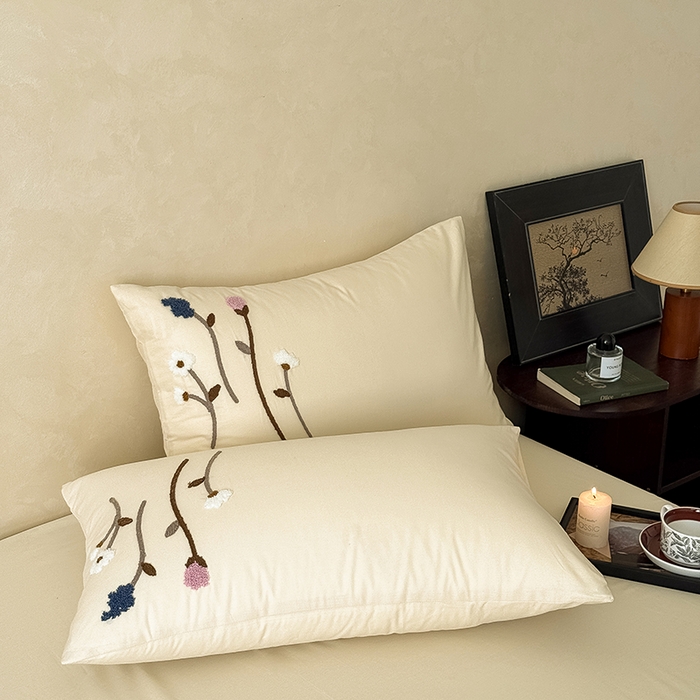 91家纺网 家纺一手货源 找家纺 Mr.pig猪先生水洗棉 2026新款全棉水洗棉毛巾绣四件套（展示价格为控价，实际价格请联系客服 花盏-杏仁白